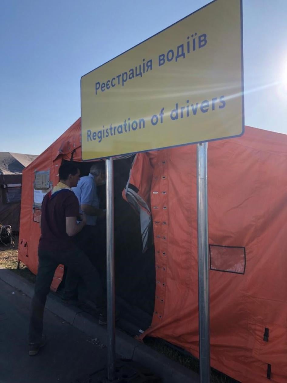 Namiot przed ośrodkiem dla uchodźców Tesco w Przemyślu, gdzie wolontariusze rejestrują kierowców oferujących transport uchodźcom, 23 marca 2022 r. 