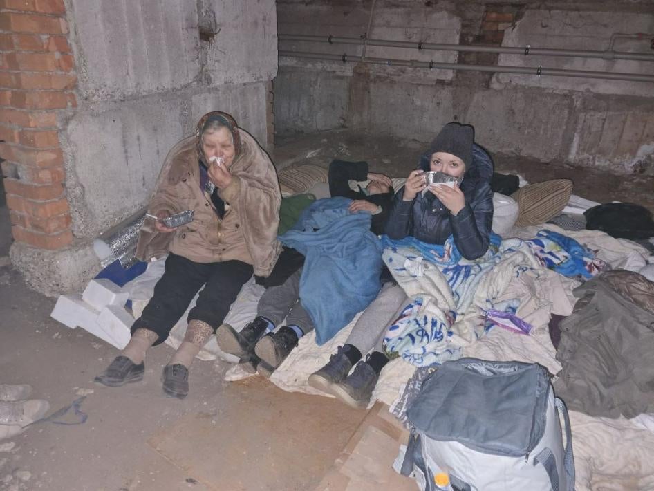 Гражданские лица укрываются в подвале жилого дома на улице Зелинского, 23, Мариуполь, 2 апреля 2022 года.