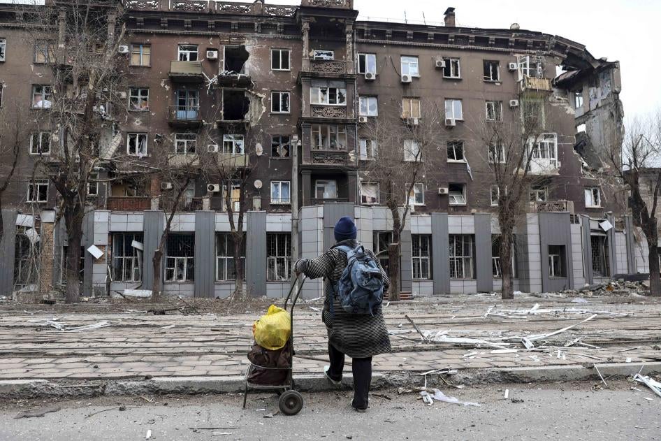 Une habitante de Marioupol, en Ukraine, contemplait un immeuble gravement endommagé lors d’attaques par les forces russes, non loin de l'usine métallurgique Illitch. Photo prise le 16 avril 2022. 