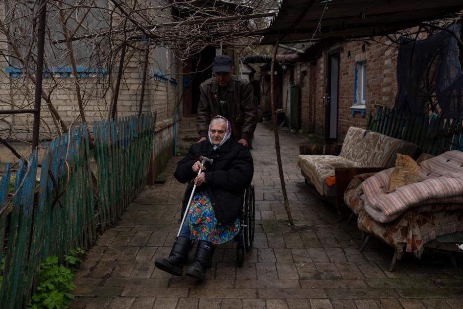 Пожилую женщину эвакуируют из хосписа в городе Часов Яр Донецкой области 18 апреля 2022 г. 