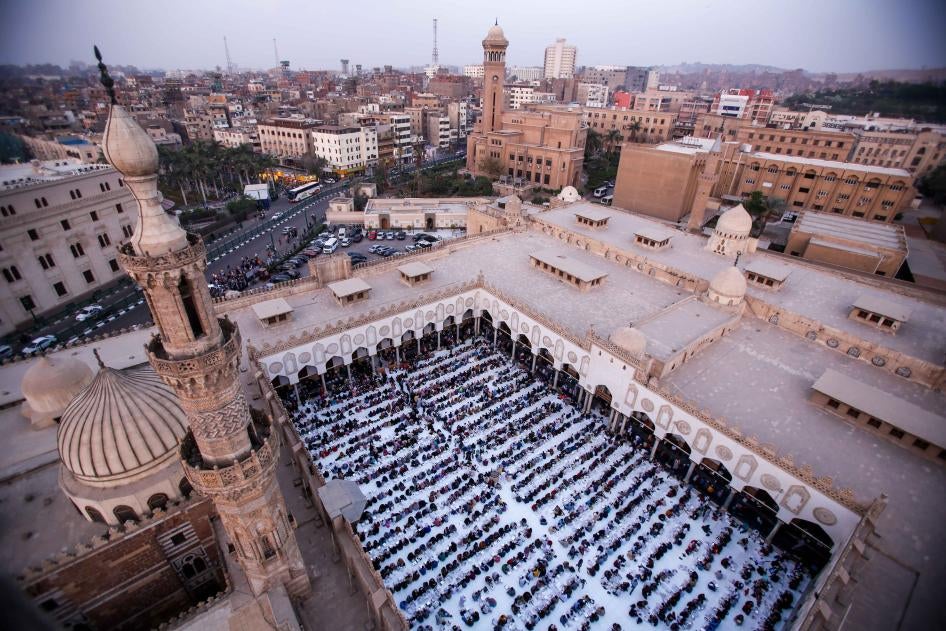 على وزارة الأوقاف المصرية إنهاء جميع القيود التعسفية على التجمعات الدينية، والصلاة، والشعائر خلال العشر الأواخر من رمضان واحتفالات العيد المقبلة.