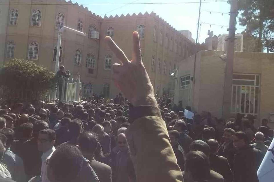 هزاران معلم ایرانی در فوریه ۲۰۱۵ در ۲۸ شهر سراسر کشور به خیابان آمدند و خواهان حفاظت‌های شغلی بهتر شدند، فوریه ۲۰۱۵ 