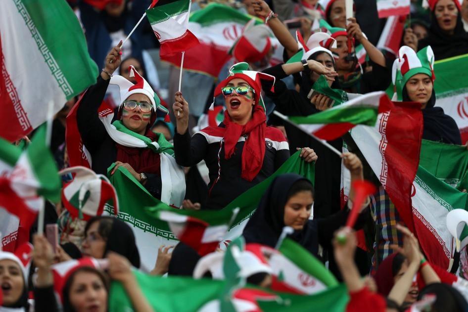 نساء إيرانيات يهتفن خلال مباراة لكرة القدم بين المنتخب الوطني الإيراني وكمبوديا في مباراة تأهيلية لـ"كأس العالم فيفا قطر 2022" في ملعب "أزادي" (الحرية) في طهران، إيران، 10 أكتوبر/تشرين الأول 2019. 