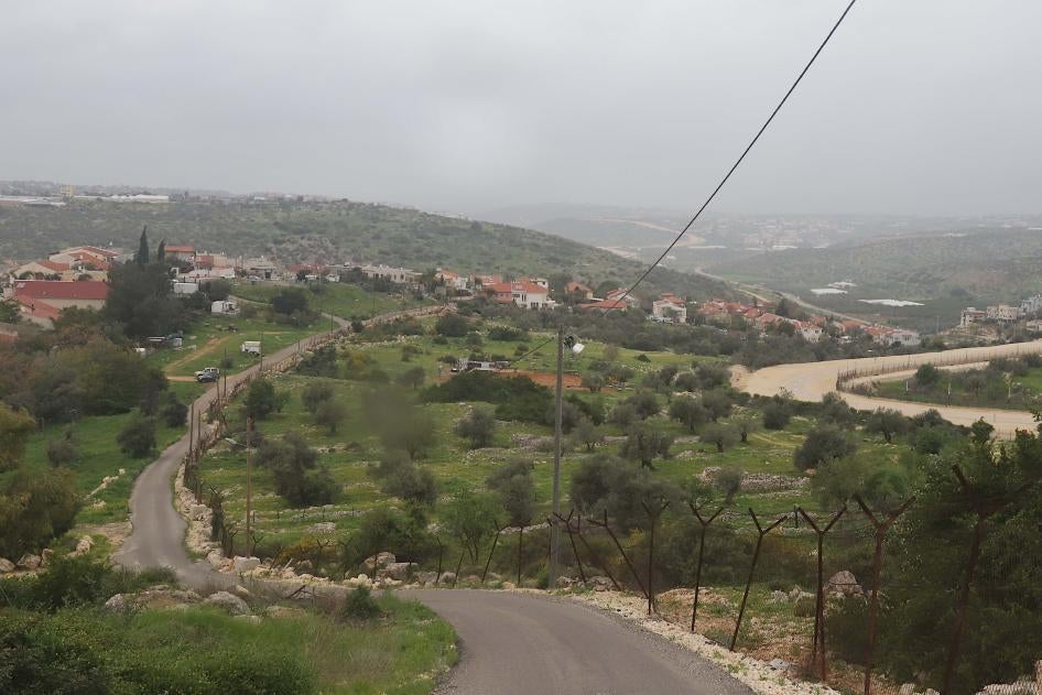 חוות סוסים של מתנחלים ישראלים משערי תקווה על קרקע בבעלות פלסטינית הסמוכה לגדר ההפרדה. 