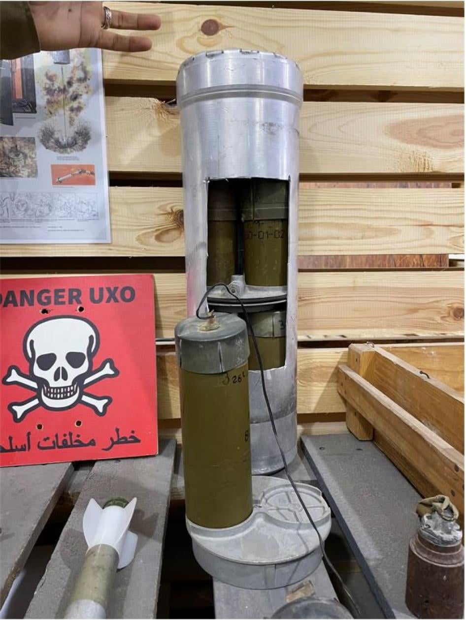 Неиспользованная противопехотная мина ПОМ-2 с кассетой КПОМ-2 на экспозиции организации по разминированию Free Fields в Триполи в марте 2022 г.