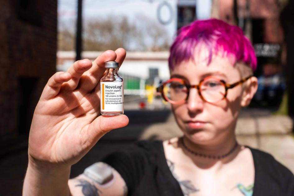 Zoe Witt, quien tiene diabetes tipo 1 y es originaria de Seattle (Washington), sostiene un dosis de 10 mililitros de Novolog, un análogo de la insulina de marca producido por la empresa danesa Novo Nordisk.
