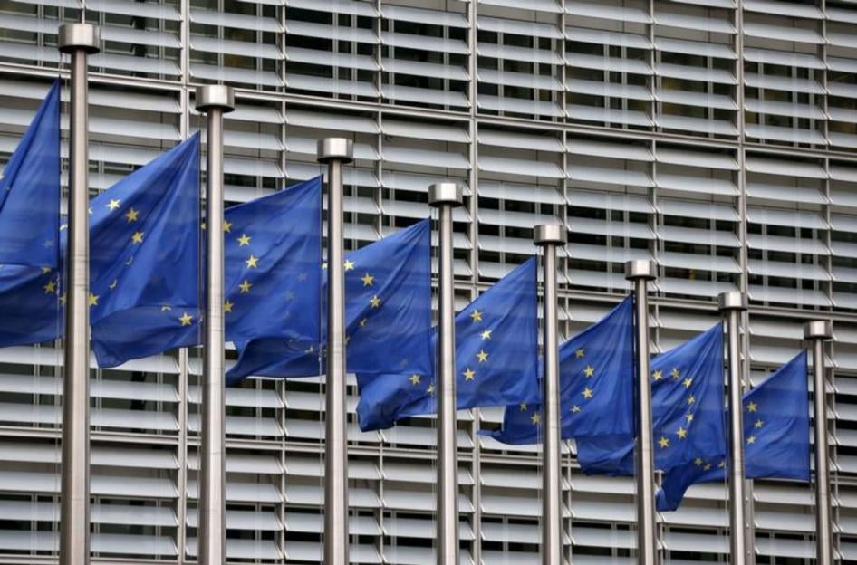 Des drapeaux de l'Union européenne flottent devant le siège de la Commission européenne à Bruxelles, en octobre 2015.