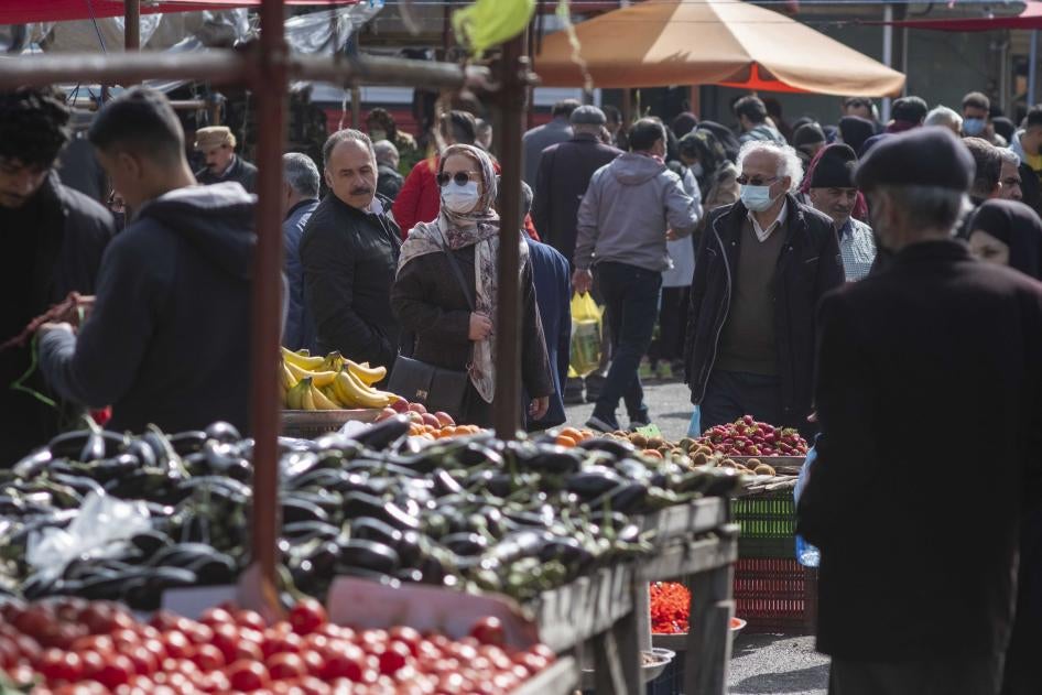مردم در پنج‌شنبه بازار بصیر در شهر آستانیه اشرافیه در استان گیلان مشغول خرید هستند. ۲۴ مارس، ۲۰۲۲. 