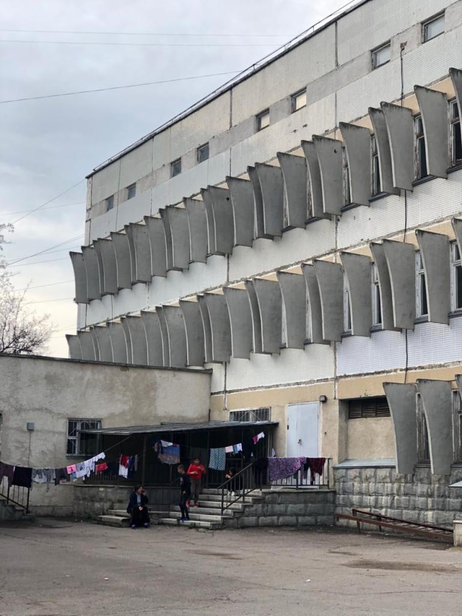 Белье, вывешенное на просушку у центра FRISPA, где власти Молдовы размещают украинских беженцев-рома. Кишинев, Молдова, апрель 2022.