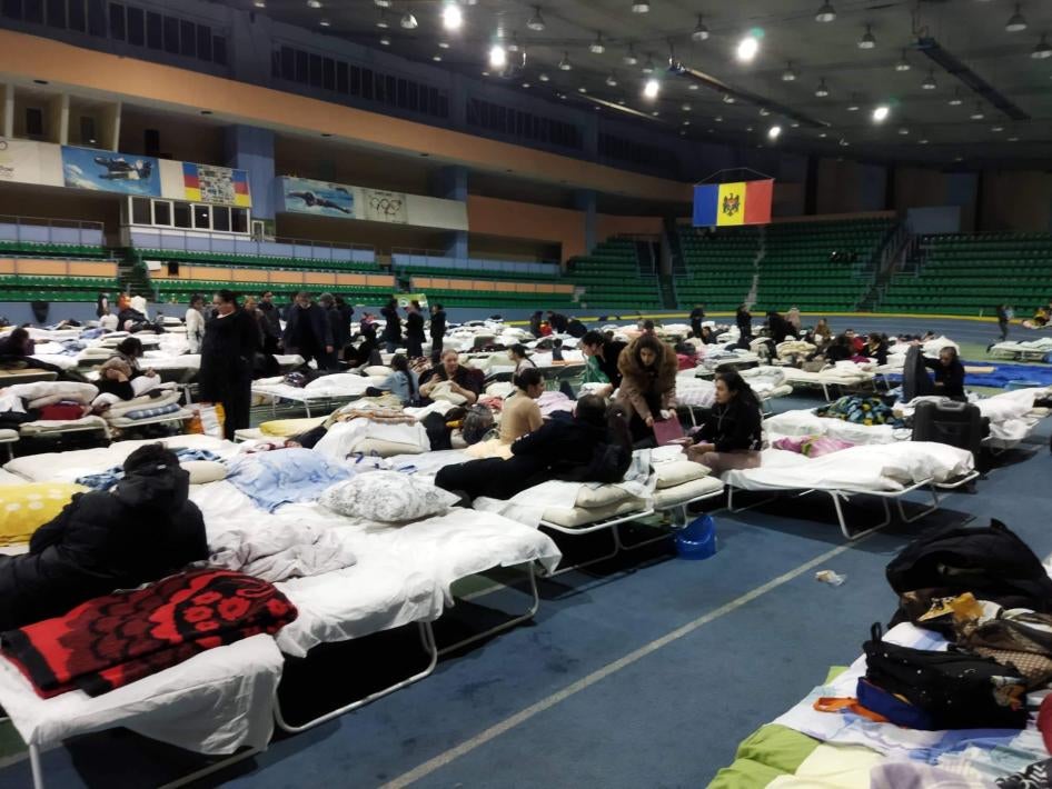 Центр приема беженцев в спортивном стадионе “Манеж”, где в начале марта власти размещали почти исключительно беженцев-рома. 
