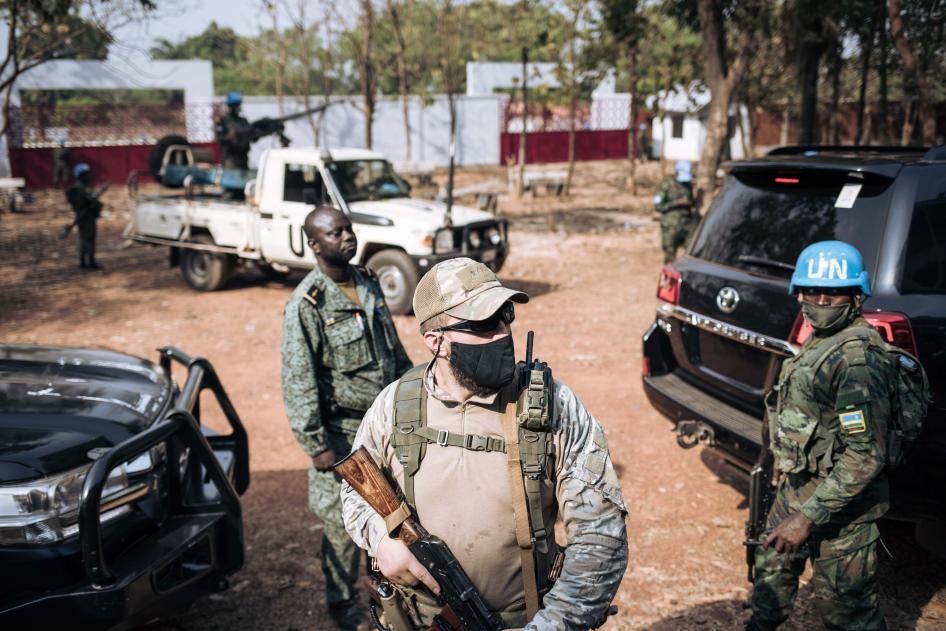 Un Casque bleu de l’ONU à côté d’un membre des forces de sécurité russes et (derrière lui) d’un membre de la garde présidentielle du chef de l’État centrafricain Faustin-Archange Touadéra, à Bangui, le 27 décembre 2020. 