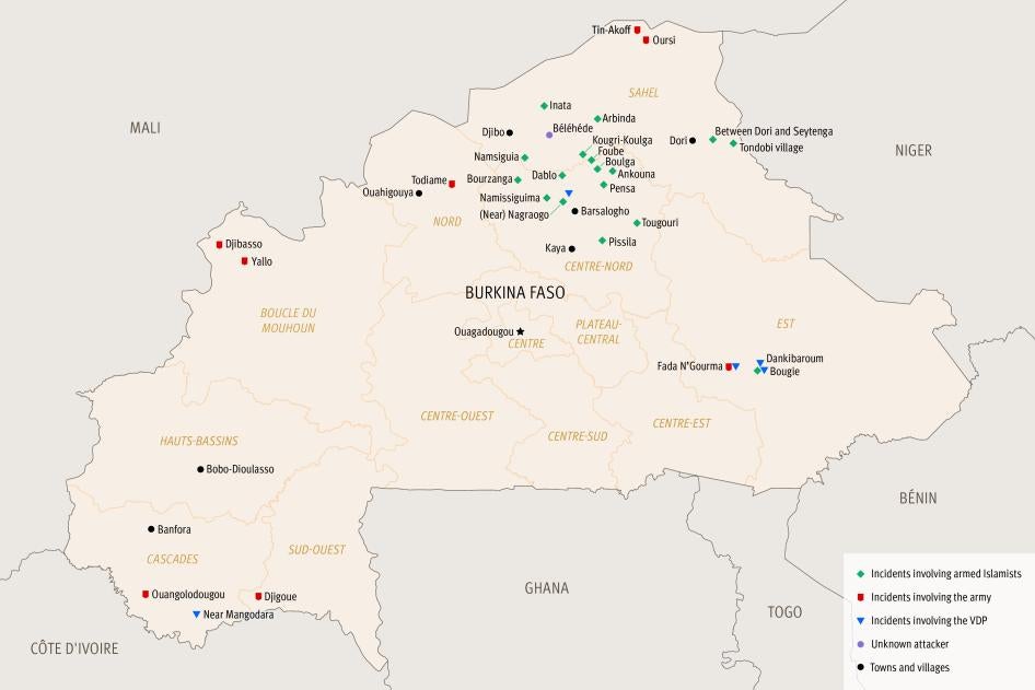 Carte du Burkina Faso montrant les lieux d’attaques dans plusieurs villes et villages. Les losanges verts représentent des incidents impliquant des islamistes armés. Les carrés rouges représentent des incidents impliquant l’armée nationale. Les triangles bleus représentent des incidents impliquant les Volontaires pour la défense de la patrie (VDP).