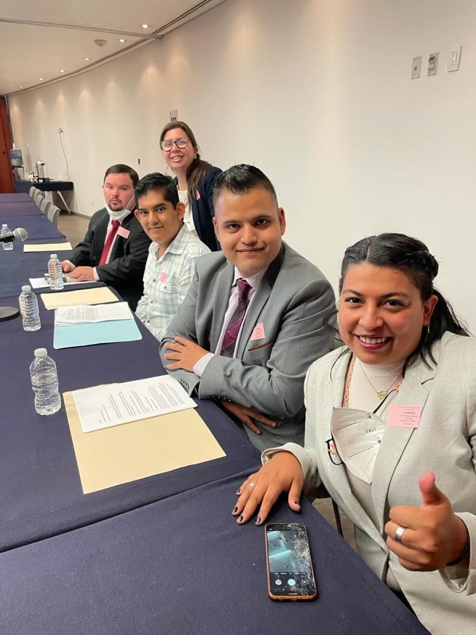 Un grupo de activistas de México acompañados por Bryan Russell de Perú antes de una reunión con representantes del partido MORENA en el Senado mexicano.