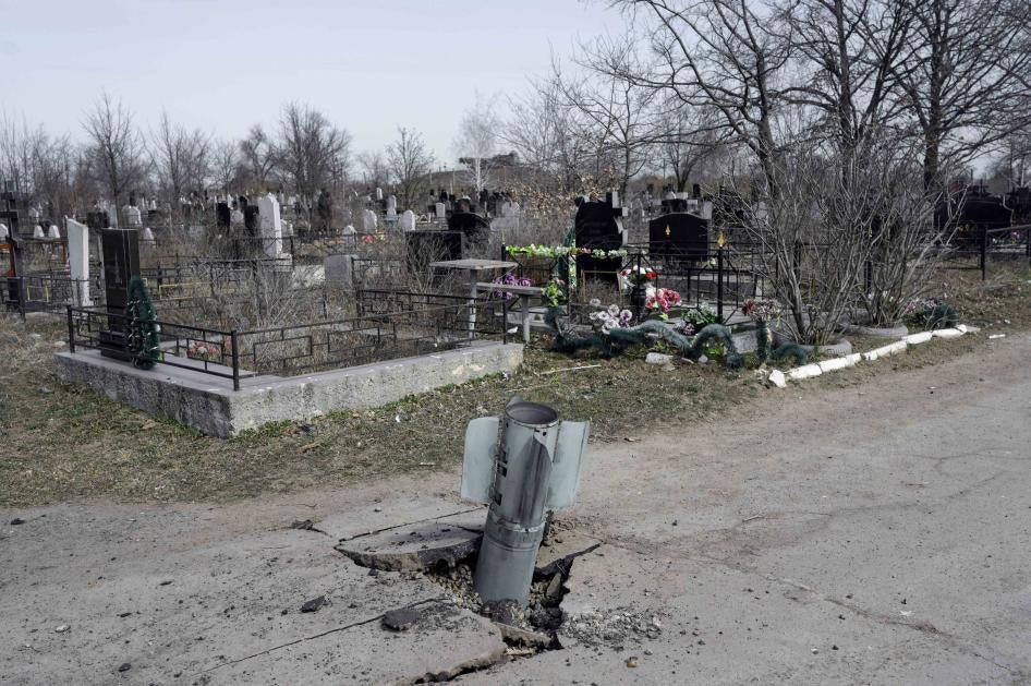 La partie arrière d’une roquette à sous-munitions russe Uragan de 220 mm qui s’est abattue dans une allee d’un cimetière à Mykolaiv, dans le sud de l’Ukraine, le 21 mars 2022. 