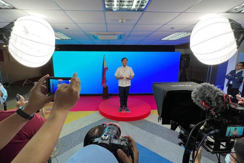 菲律宾总统当选人小费迪南德・马科斯（Ferdinand Marcos Jr.）在其全国竞选总部举行记者会，菲律宾曼达卢永市（Mandaluyong），2022年5月11日。