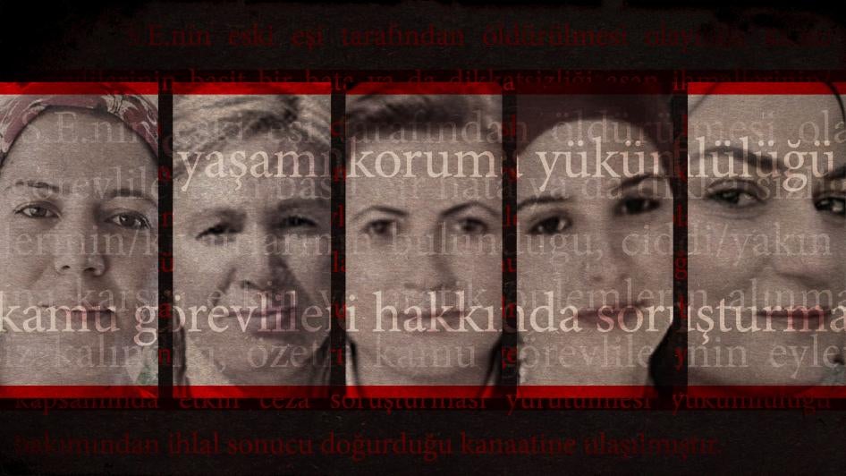 Ces cinq femmes turques - Güllü Yılmaz, Ayşe Tuba Arslan, Müzeyyen Boylu, Pelda Karaduman et Remziye Yoldaş - ont été tuées par leurs maris ou partenaires, ou ex-conjoints. Pourtant, elles avaient obtenu des décisions de justice qui leur garantissaient en principe une protection. Le texte en surimpression est tiré d’un jugement rendu en septembre 2021 par la Cour constitutionnelle de Turquie, qui a conclu dans une affaire de meurtre que les autorités avaient manqué à leur devoir de protéger une femme contre