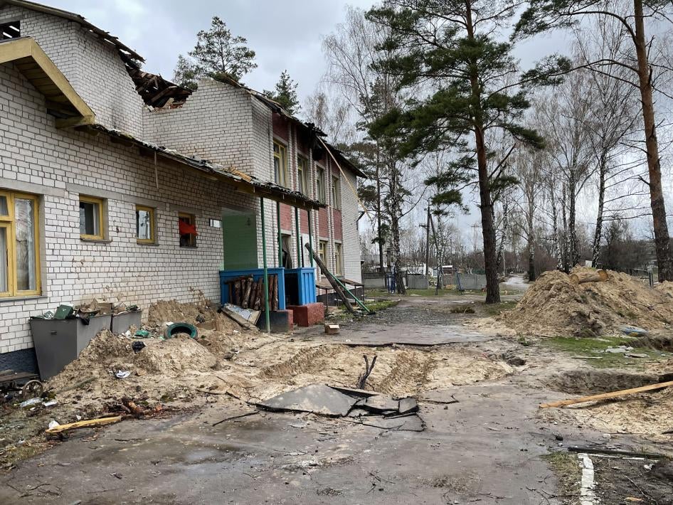 Укрытия, выкопанные в школьном дворе и, вероятно, использовавшиеся российскими военными. Ягодное, 17 апреля 2022 г. 
