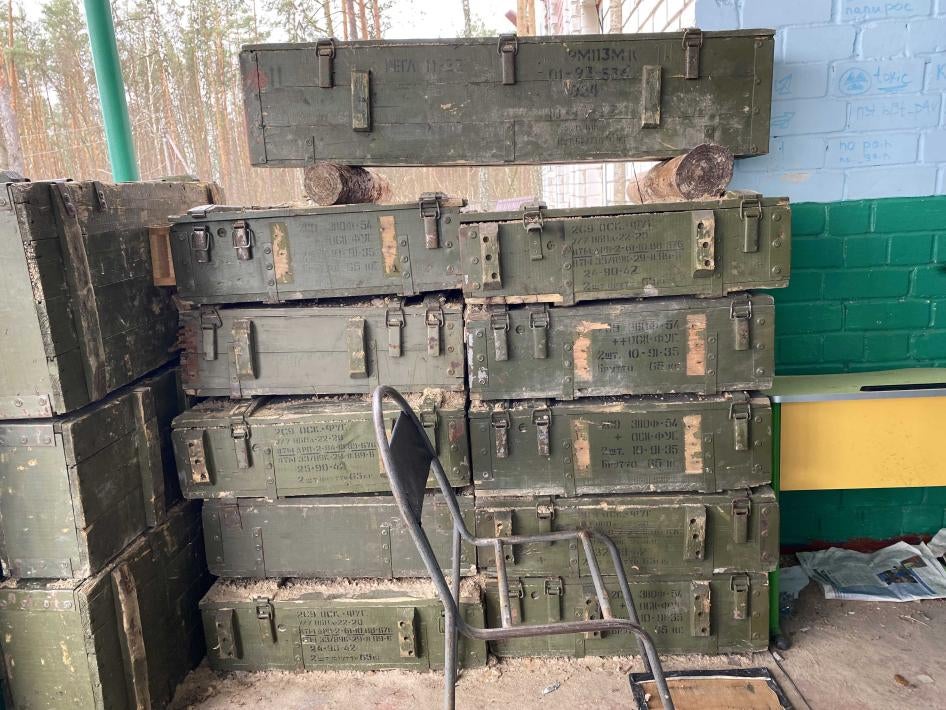 Російські військові залишили ящики з боєприпасами у школі, яку вони використовували як свою військову базу в селі. Ягідне, 17 квітня 2022 р.