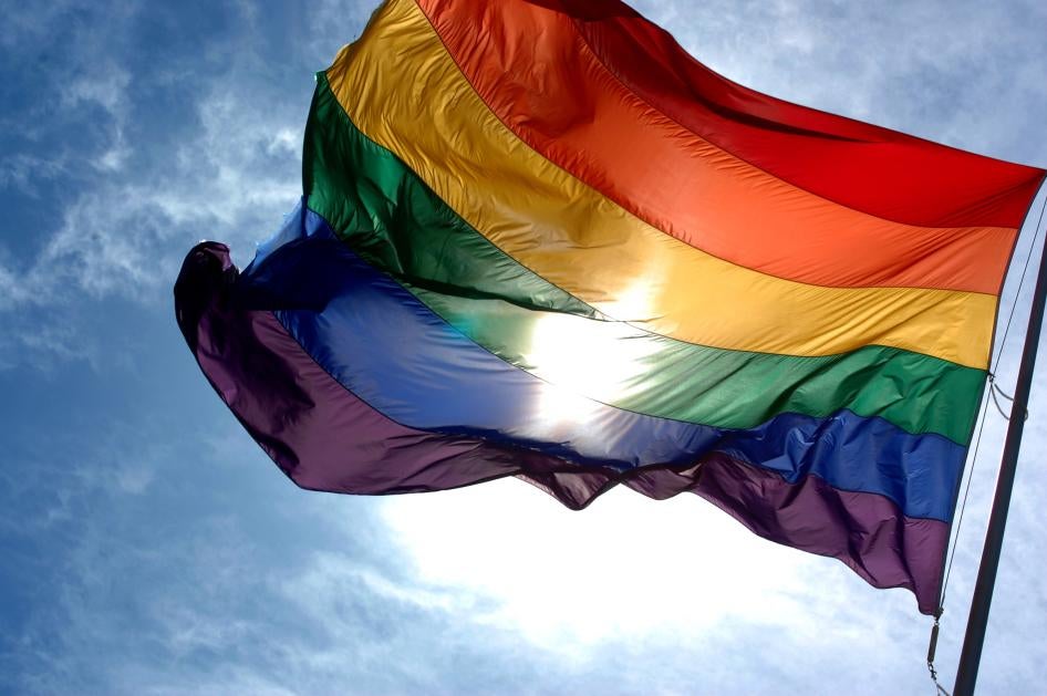 Un drapeau arc-en-ciel, symbole de la fierté LGBT.