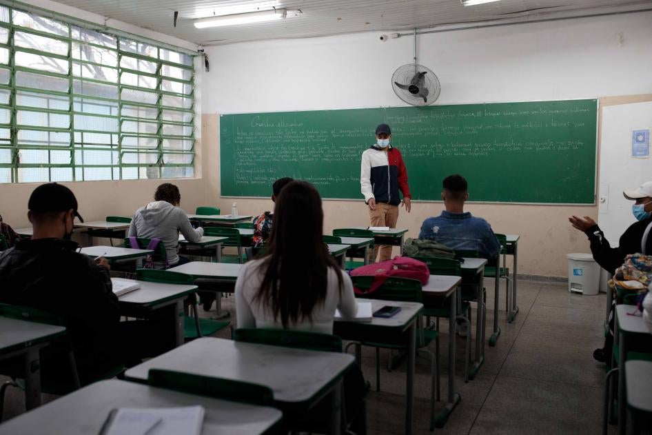 Um professor fala com seus estudantes durante uma aula em uma escola pública em São Paulo, Brasil, 18 de outubro de 2021. 