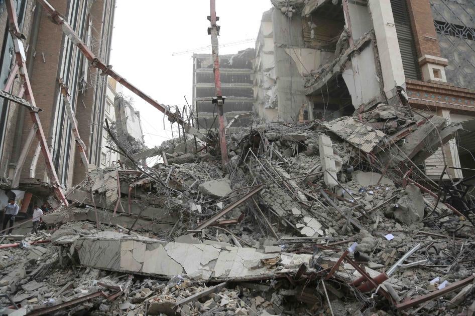 محل ریزش ساختمان ده طبقه در آبادان، ایران، در ۲۳ ماه مه ۲۰۲۲.