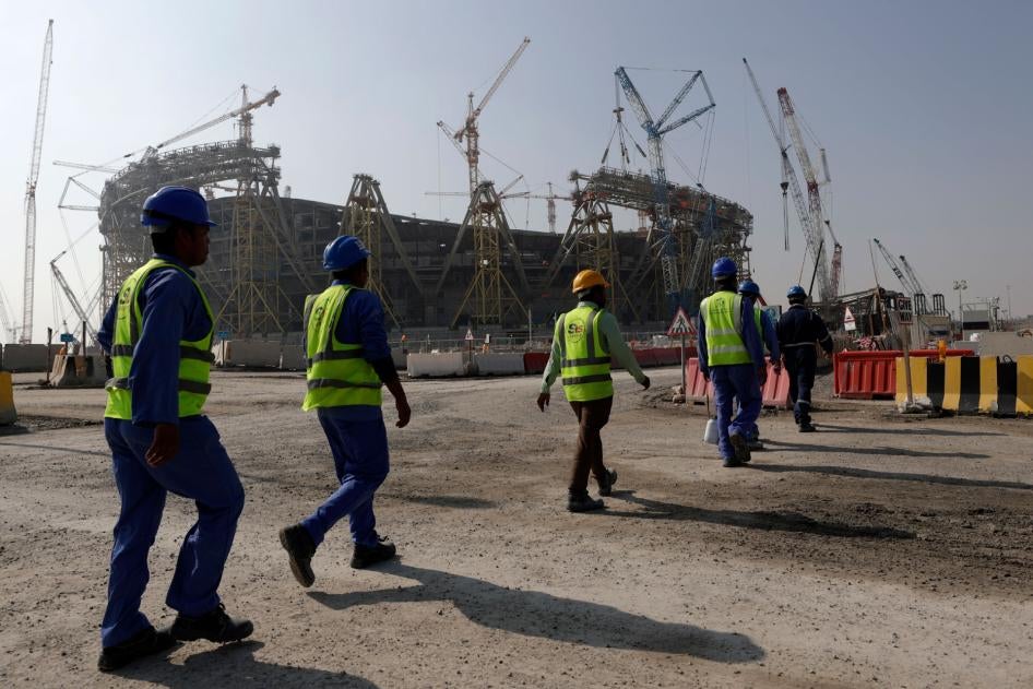 Trabalhadores a caminho do Estádio de Lusail, um dos estádios da Copa do Mundo de 2022, em Lusail, Qatar, 20 de dezembro de 2019.