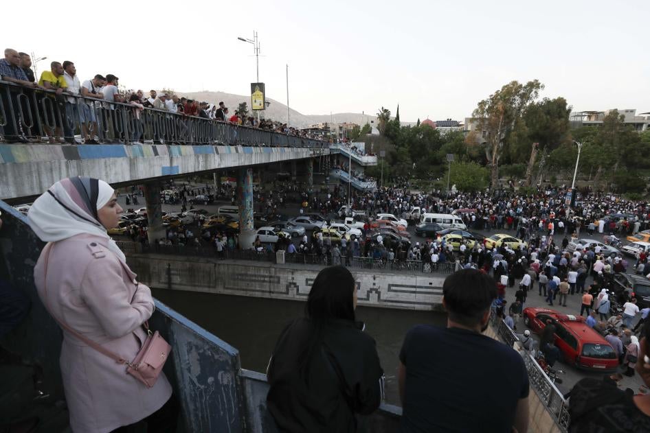 Une foule de Syriens rassemblés au pont al-Ra'is à Damas le 3 mai 2022, dans l’espoir de reconnaître des proches parmi les personnes devant être libérées de prison dans le cadre d’une amnistie concernant certains détenus.  