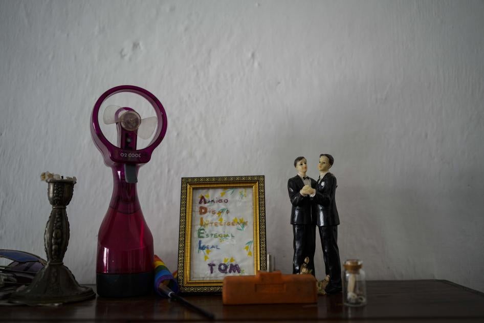 Estatuilla de dos novios exhibida en la casa de una pareja del mismo sexo en Matanzas, Cuba, en 2021.