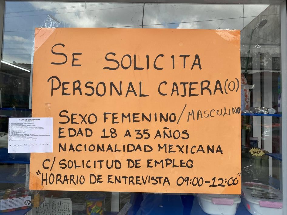 Un cartel colocado afuera de una tienda en el centro de Tapachula, México solicita personal que cumpla con requisitos que incluyen “nacionalidad mexicana”, el 15 de agosto, 2021.