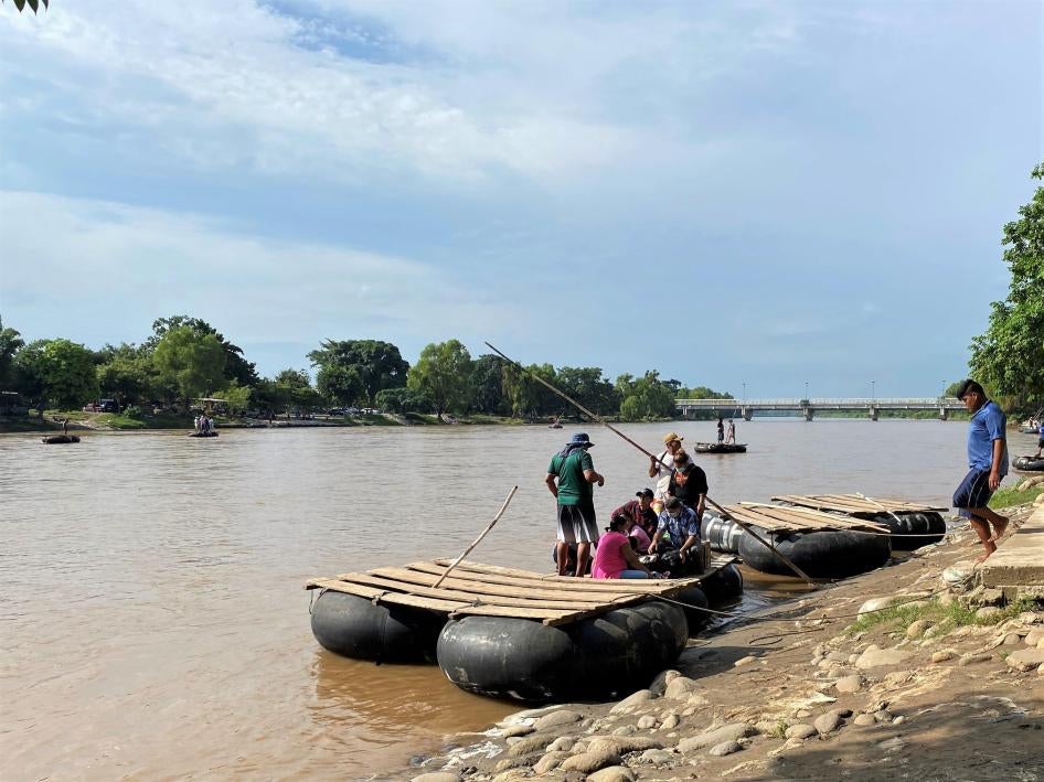 Un balsero se prepara para llevar pasajeros a través del río Suchiate desde Ciudad Hidalgo, México hasta Tecún Uman, Guatemala, el 12 de agosto 2021