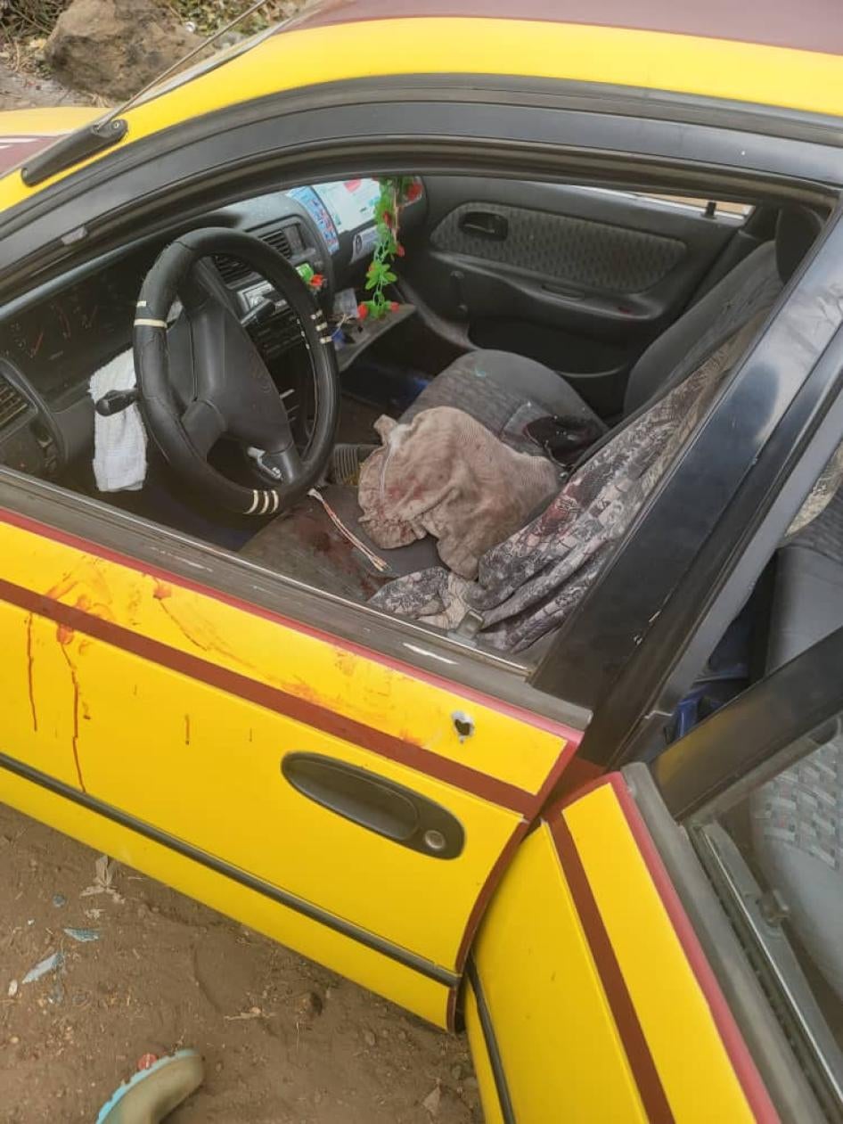 Des taches de sang sur la portière d’un taxi sur lequel des combattants séparatistes ont tiré le 12 janvier 2022 à Buea, dans la région du Sud-Ouest au Cameroun, tuant son chauffeur et un autre passager. Photo prise le 12 janvier 2022.