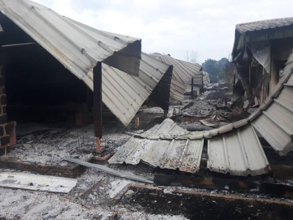 Les décombres partiellement calcinés de l’hôpital du district de Mamfe, dans la région du Sud-Ouest au Cameroun, au lendemain de l’incendie de cet établissement lors d’une attaque par des combattants séparatistes présumés.