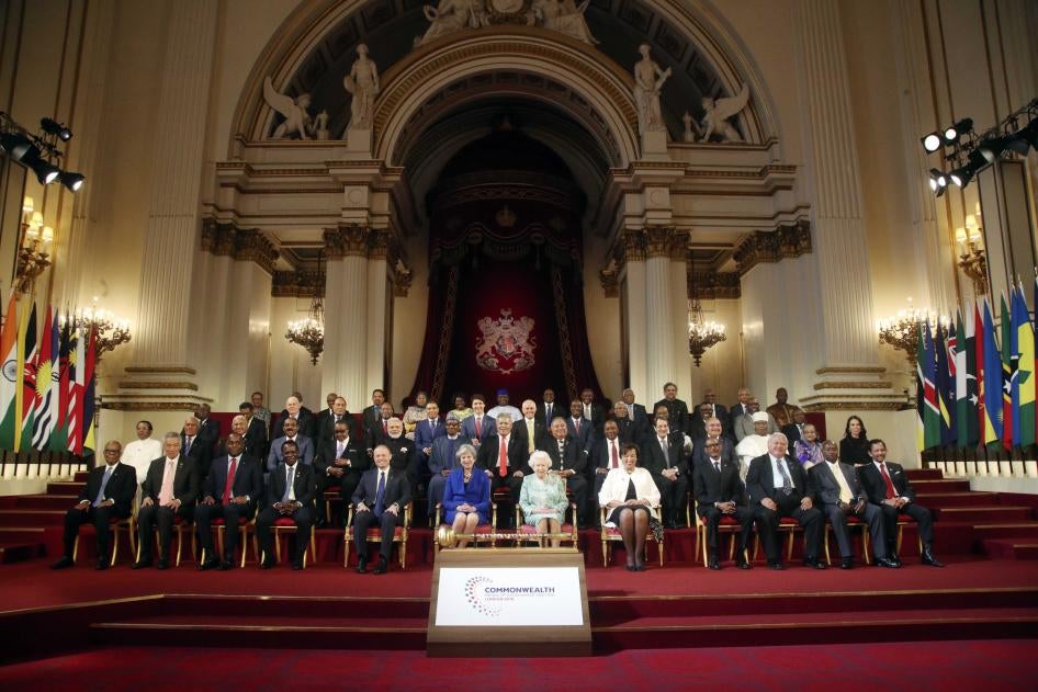 Les dirigeants du Commonwealth lors de l'ouverture officielle de la réunion des chefs de gouvernement du Commonwealth (Commonwealth Heads of Government Meeting, CHOGM) dans la salle de bal du palais de Buckingham à Londres, le 19 avril 2018.
