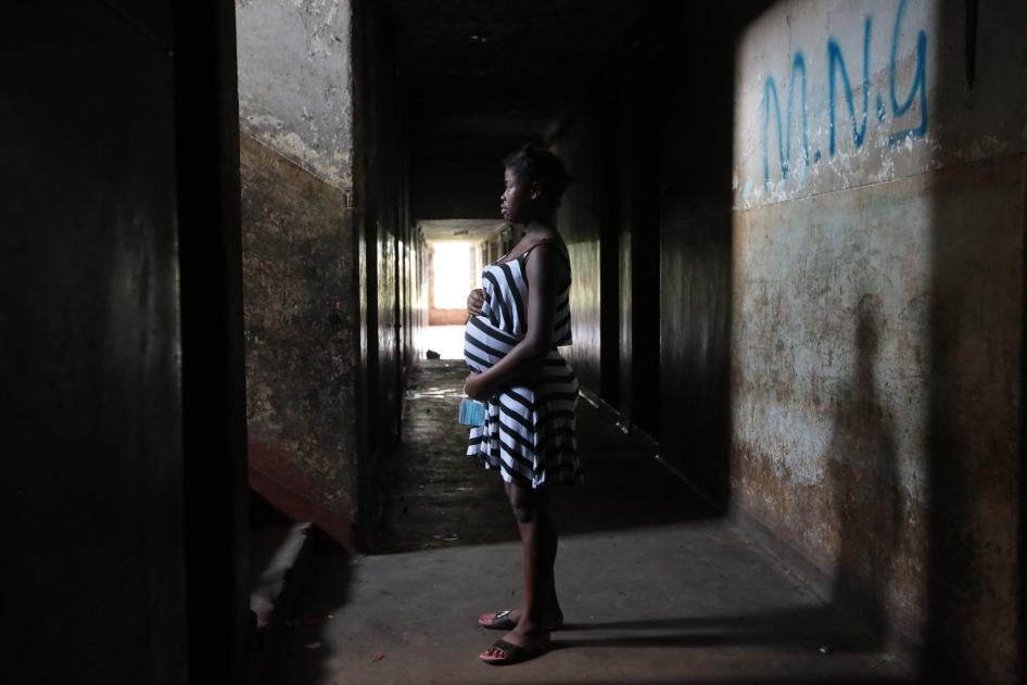 Une adolescente zimbabwéenne, âgée de 16 ans et enceinte, était photographiée dans le couloir de l’immeuble où elle vit à Mbare, une banlieue au sud de Harare, en novembre 2021.