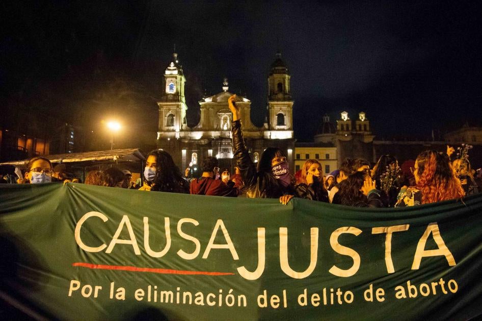 Integrantes del movimiento 'Causa Justa por el Aborto' participan durante las manifestaciones del Día Internacional de la Eliminación de la Violencia contra la Mujer en Bogotá, Colombia