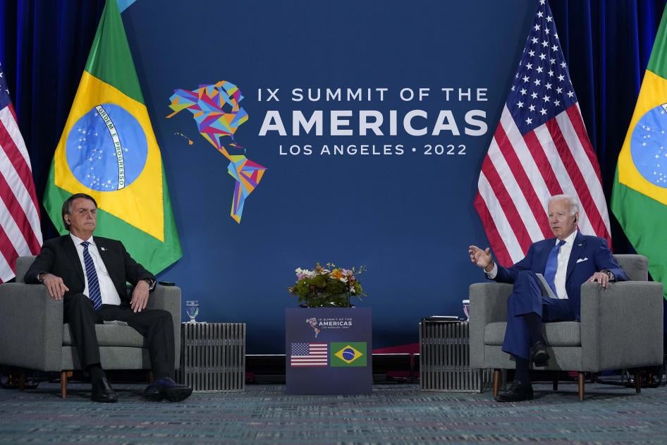 Encontro entre o presidente dos EUA, Joe Biden, à direita, e o presidente do Brasil, Jair Bolsonaro, durante a Cúpula das Américas, 9 de junho de 2022, em Los Angeles