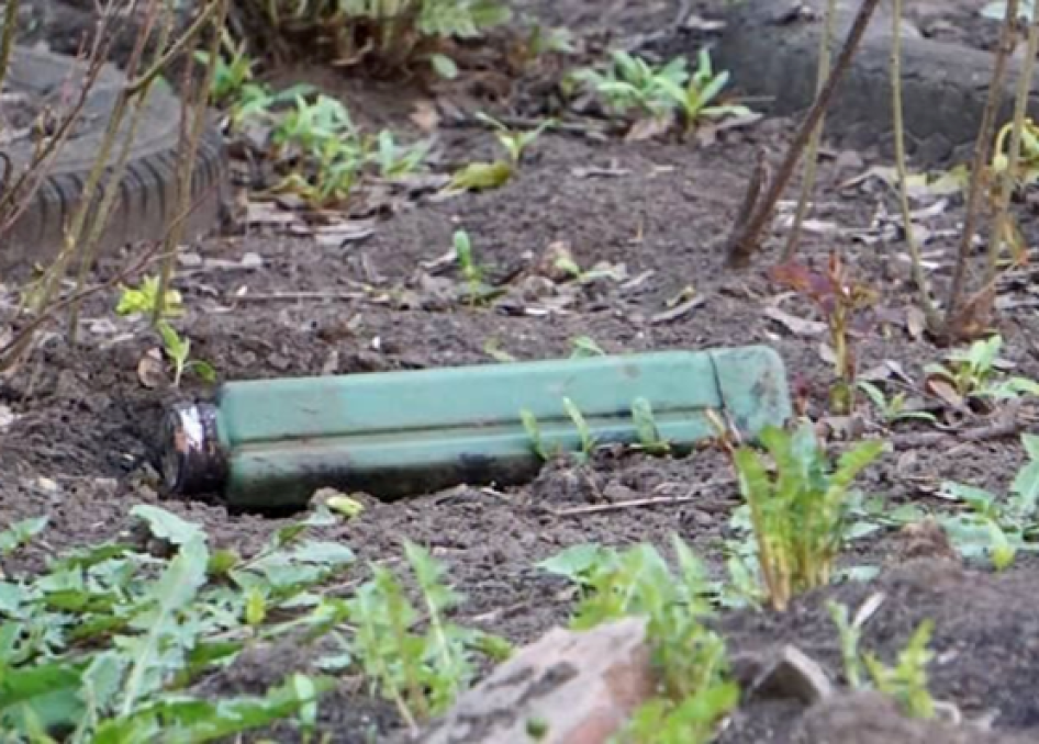 A PTM-1/PTM-1G anti-vehicle mine photographed on April 12, 2002, in the Nemyshlyanskyi district, Ukraine.