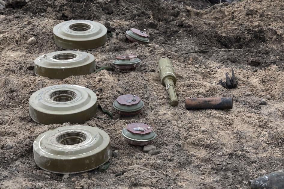 Quatre mines anti-véhicules TM-62 de fabrication russe, trouvées près de Bervytsia, un village précédemment occupé par les forces russes dans la région de Kyiv, en Ukraine, et désactivées par une équipe de démineurs.