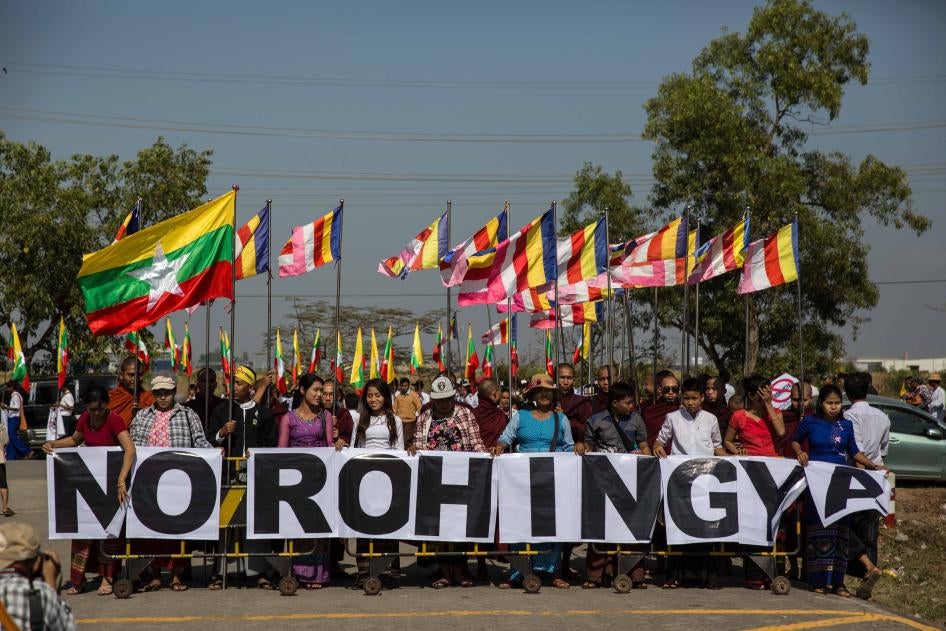 Des partisans du groupe ultranationaliste bouddhiste Ma Ba Tha, transportant des bannière épelant en énormes lettres le message « No Rohingya », manifestaient contre la livraison d'aide humanitaire aux Rohingyas lors d’un rassemblement à Yangon, au Myanmar le 9 février 2017.