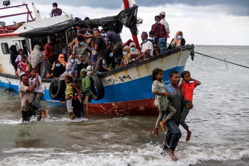 Ces hommes indonésiens aidaient des réfugiés rohingyas à débarquer au large de la côte nord de la province indonésienne d’Aceh, située au sud du Myanmar, le 25 juin 2020. 
