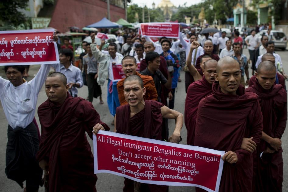 Des moines bouddhistes participaient à une manifestation contre la minorité musulmane Rohingya à Yangon, au Myanmar, le 10 juillet 2016.