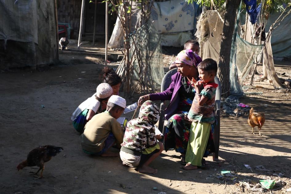Ces enfants rohingyas lisaient et priaient dans le camp de Baw Du Pha à Sittwe (État de Rakhine), dans l’ouest du Myanmar, le 18 décembre 2021.