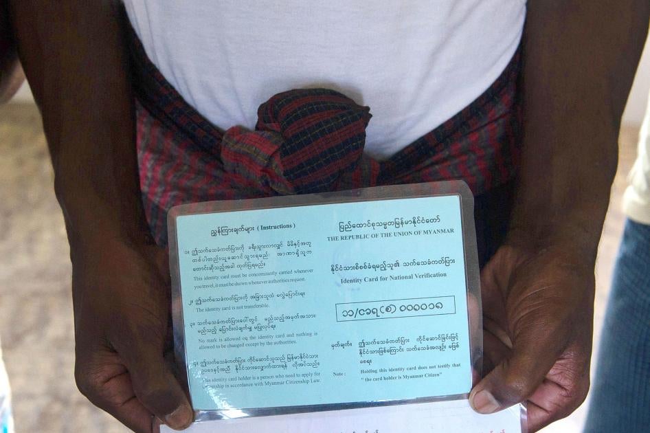 En juin 2018, cet homme rohingya dans l'État de Rakhine, dans l’ouest du Myanmar, montrait sa carte d’identité comprenant cette phrase : « La possession de cette carte d'identité ne prouve pas que le titulaire de la carte est un citoyen du Myanmar. »