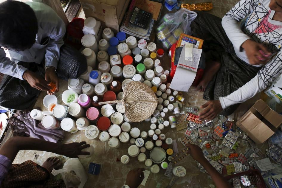 Des médicaments posés par terre dans une clinique de fortune dans le camp de Thae Chaung pour rohingyas à Sittwe (État de Rakhine), dans l’ouest du Myanmar. Avril 2014.