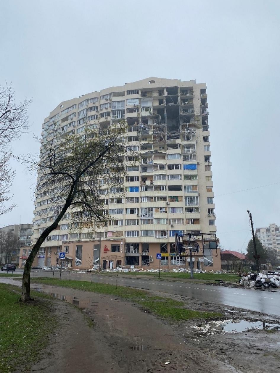Immeuble résidentiel situé sur la rue Tchornovola à Tchernihiv, en Ukraine, et touché par une frappe aérienne russe le 3 mars 2022. Cette attaque, lors de laquelle plusieurs bombes non guidées ont été larguées, a tué au moins 47 civils et blessé 21 personnes, selon les autorités locales. Photo prise le 19 avril 2022. 