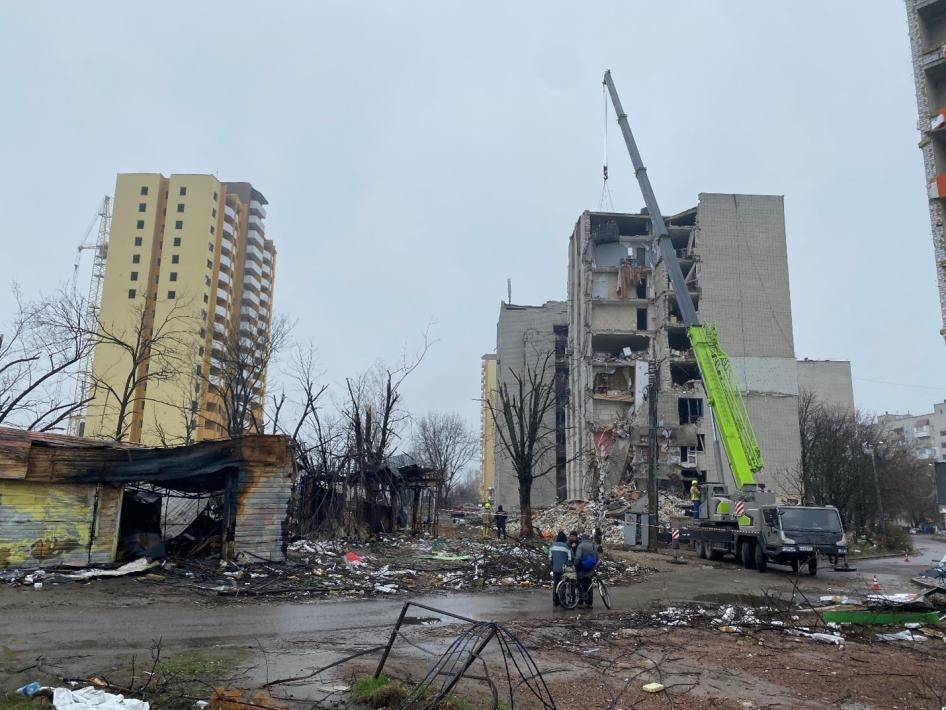 Un immeuble résidentiel partiellement détruit par une attaque russe menée le 13 mars 2022 sur l’avenue Myru, à Tchernihiv, en Ukraine, Un responsable local a déclaré qu'au moins six personnes avaient été tuées lors de cette attaque. Photo prise le 19 avril 2022.  