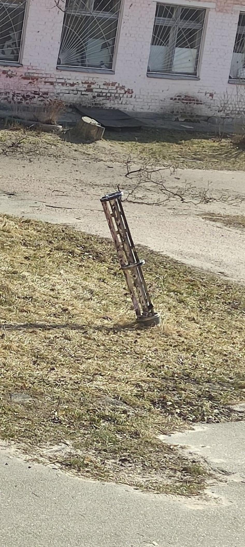 La section cargo d'une roquette à sous-munitions Uragan, retrouvée près de l'Hôpital régional pour enfants de Tchernihiv, en Ukraine, peu après l’attaque russe menée le 17 mars 2022.