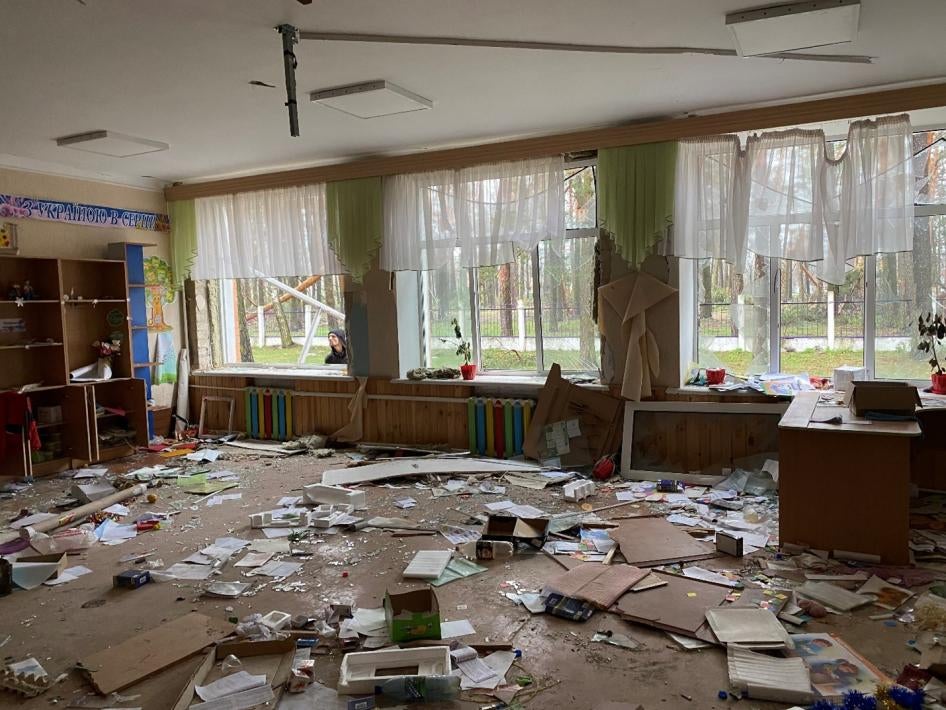 Des débris éparpillés dans une salle de classe de l'école 21 à Tchernihiv en Ukraine, photographiée le 19 avril 2022 ; cette école a été endommagée par une attaque russe menée le 3 mars 2022.