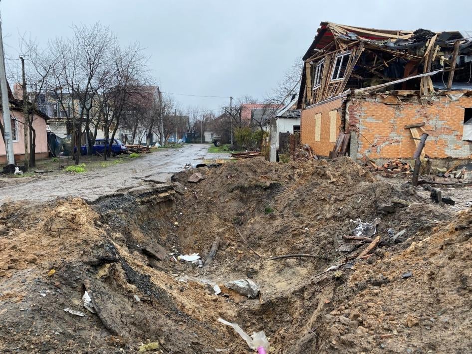 Вирва від вибуху та пошкодження будинків внаслідок атаки Росії 3 березня 2022 року в Білоруському провулку у Чернігові, 19 квітня 2022 року 