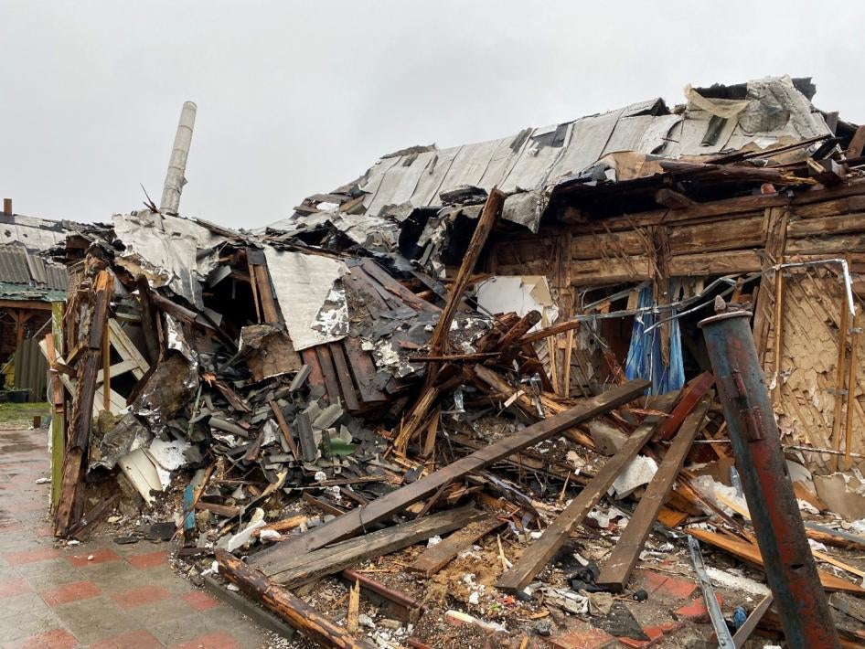 Російська атака 3 березня 2022 року пошкодила групу будинків у Білоруському провулку в місті Чернігів, 19 квітня 2022 року. 